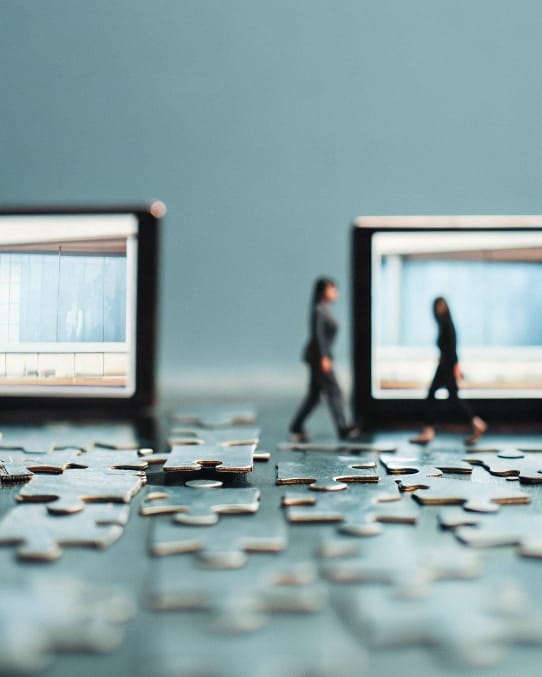 si-sientes-que-tu-presencia-online-es-como-piezas- (1) Decodificando el crecimiento online y la marca para negocios, PYMEs y empresas con SEO, Ads y estrategias digitales.